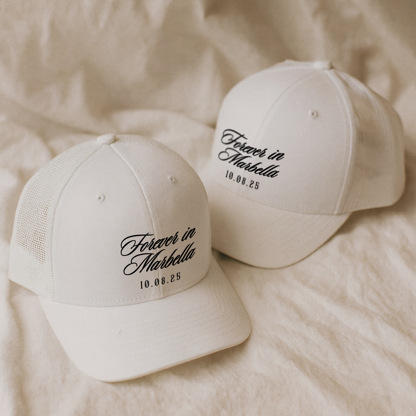 Gorra trucker con texto y fecha personalizados para boda