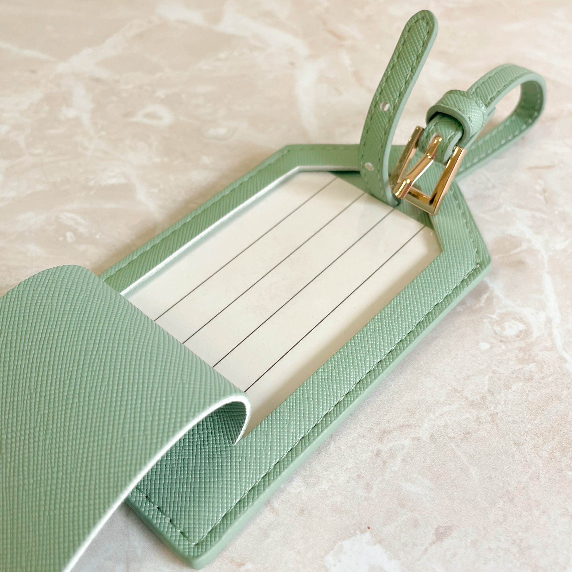 Etiqueta de maleta cuero verde sage personalizada con iniciales — detalle regalo luna de miel