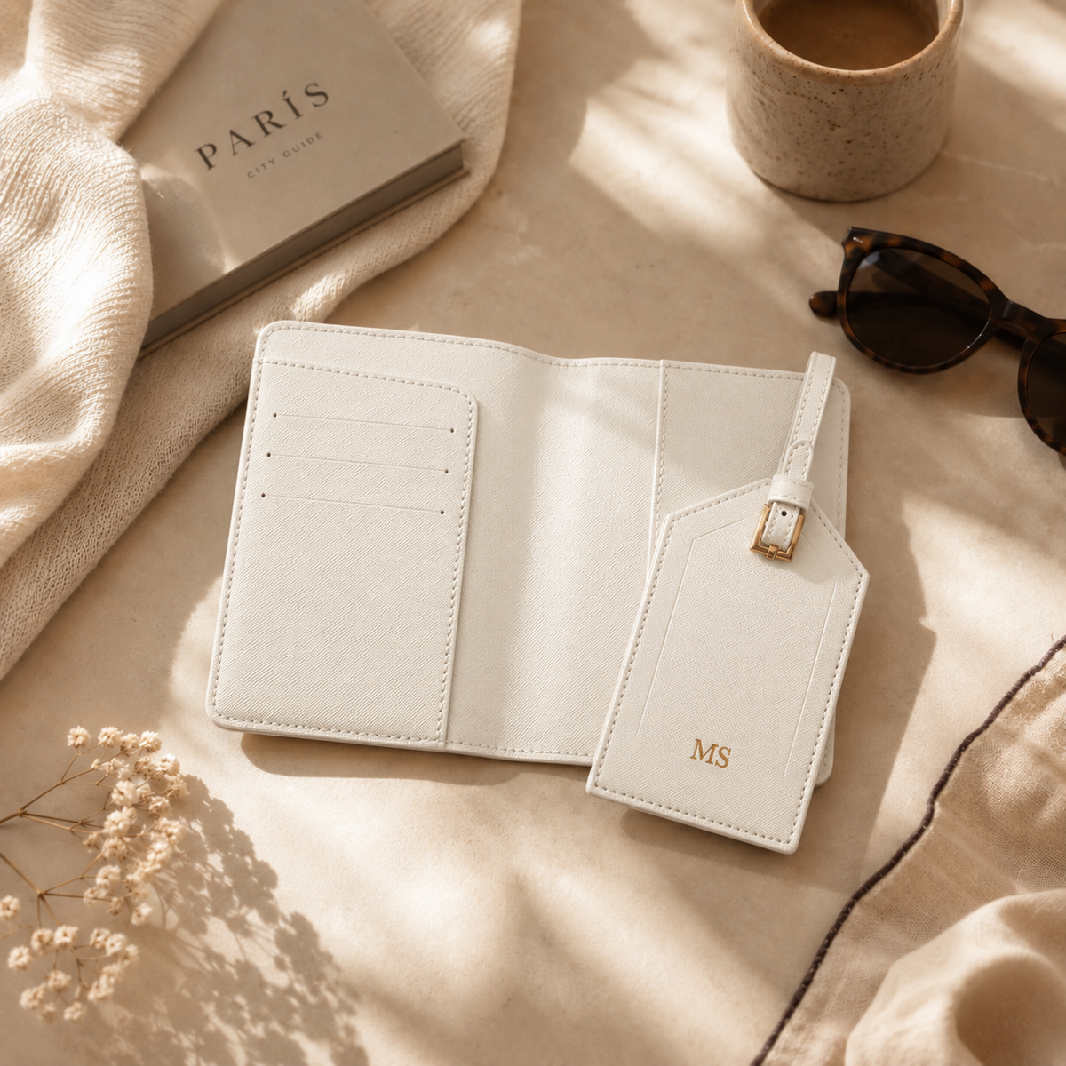 Set de viaje cuero blanco personalizado, presentación editorial con detalle de iniciales