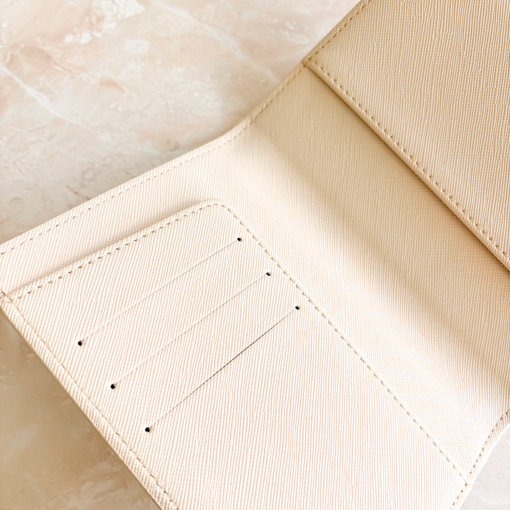 Interior de porta pasaporte cuero beige - detalle de acabado y costuras