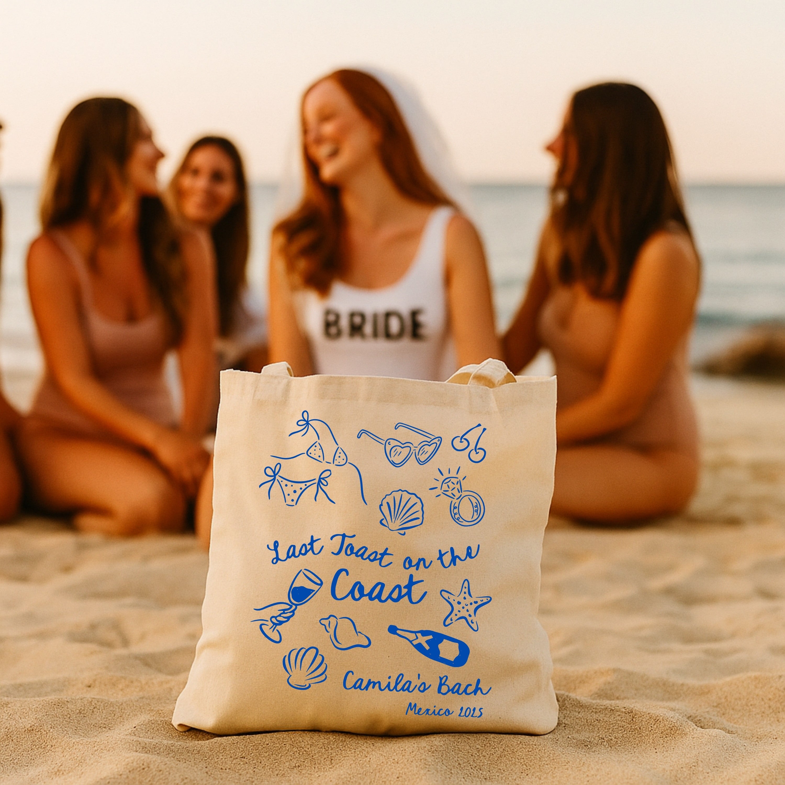 Grupo de amigas en despedida de soltera con bolsos de playa personalizados y corona de novia