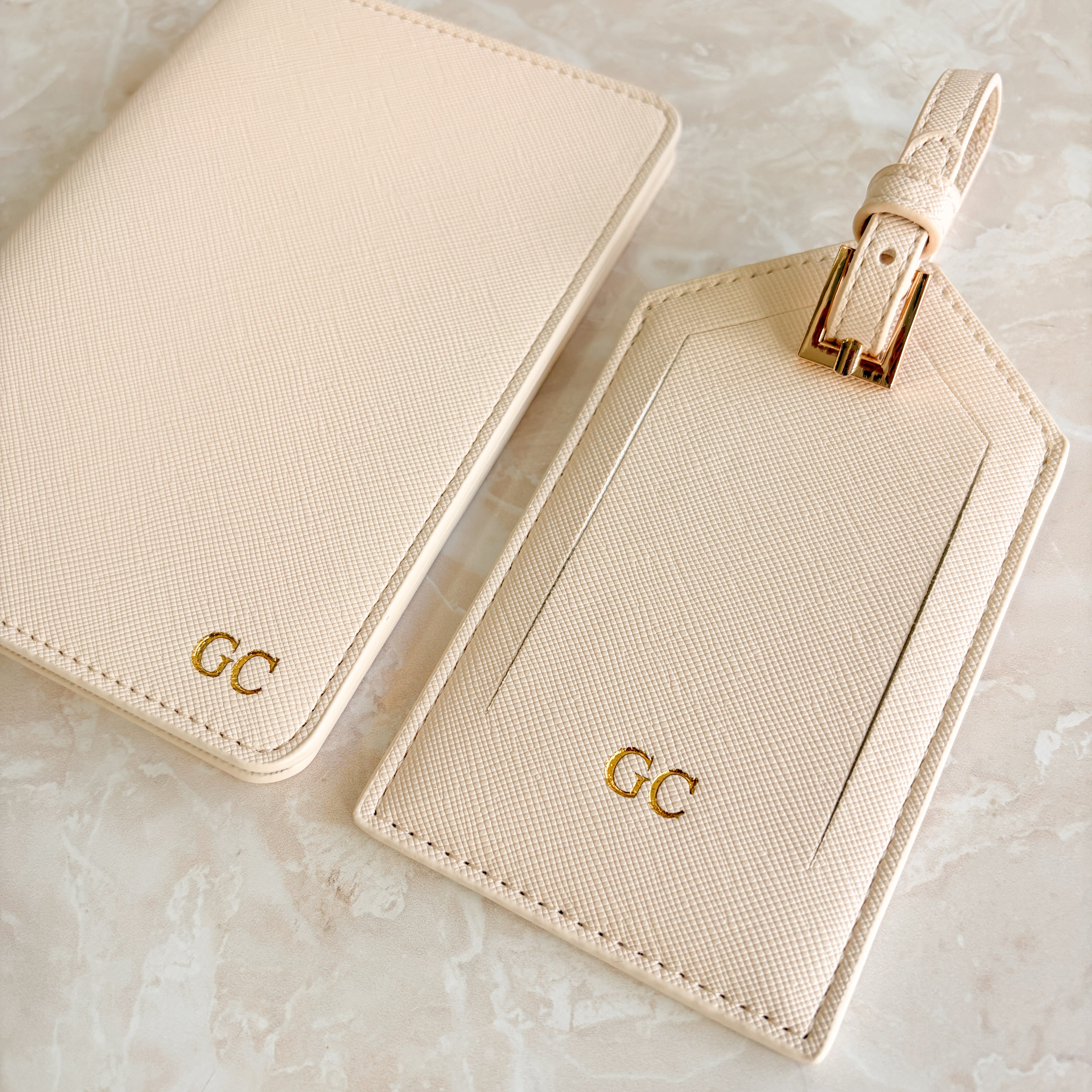 Etiqueta de equipaje cuero beige con iniciales doradas grabadas - set de viaje personalizado