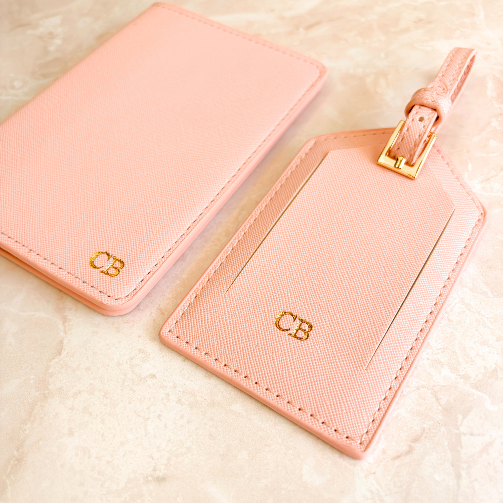 Etiqueta de equipaje cuero rosa con hebilla dorada - set de viaje cuero rosa personalizado