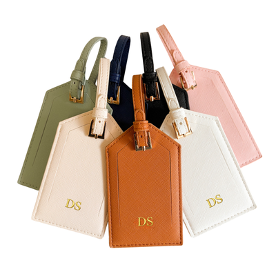 Etiquetas de equipaje personalizadas con iniciales doradas en verde, azul, camel, rosa y blanco
