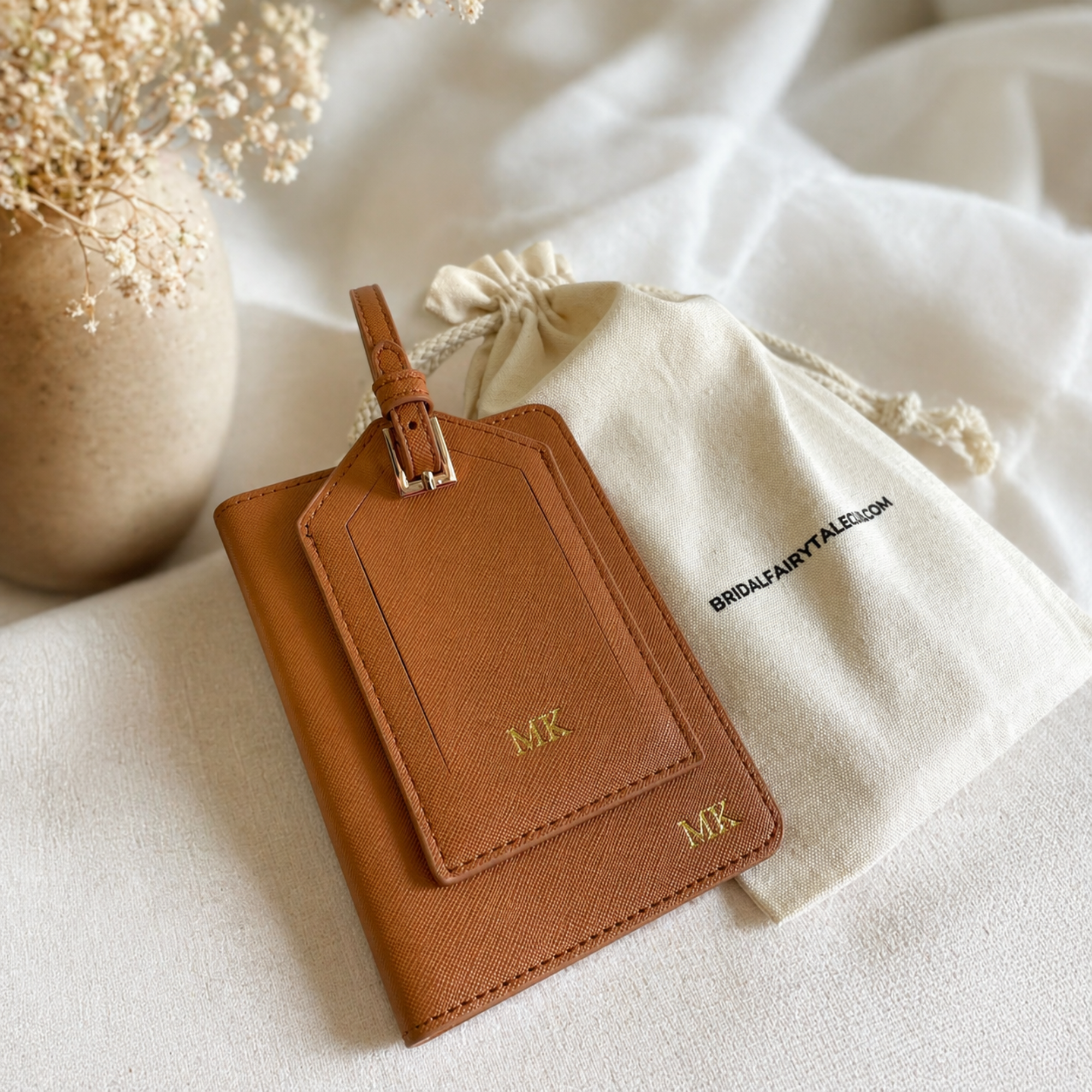 Etiqueta de maleta cuero caramelo personalizada sobre lino — regalo boda luna de miel