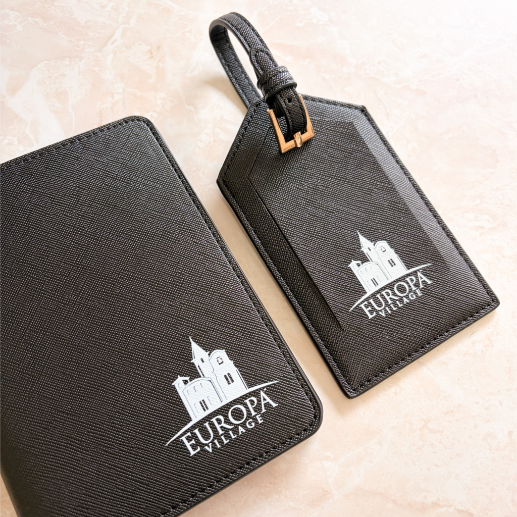 Etiqueta maleta cuero negro con logo personalizado — ejemplo real cliente