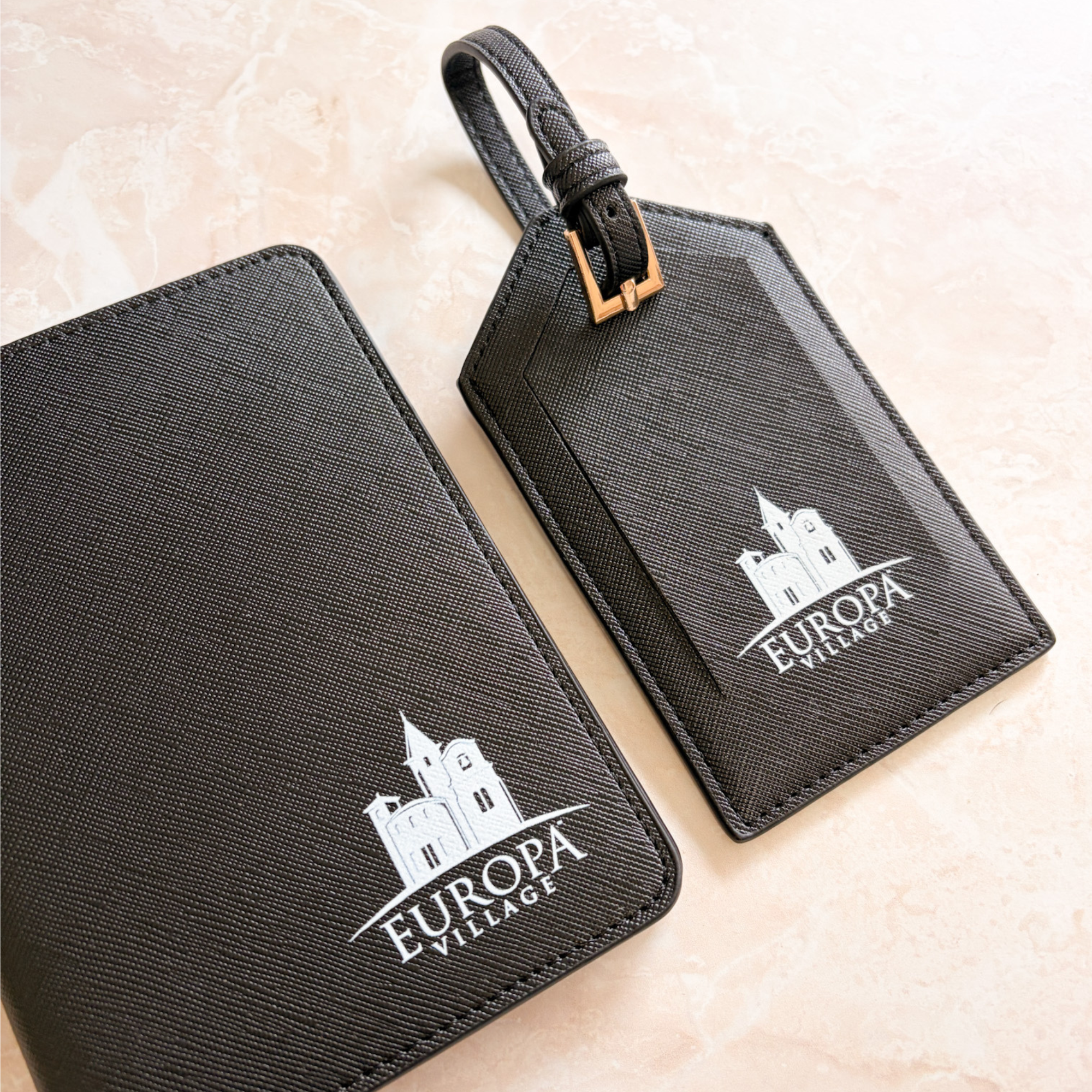 Etiqueta maleta cuero negro con logo personalizado — ejemplo real cliente