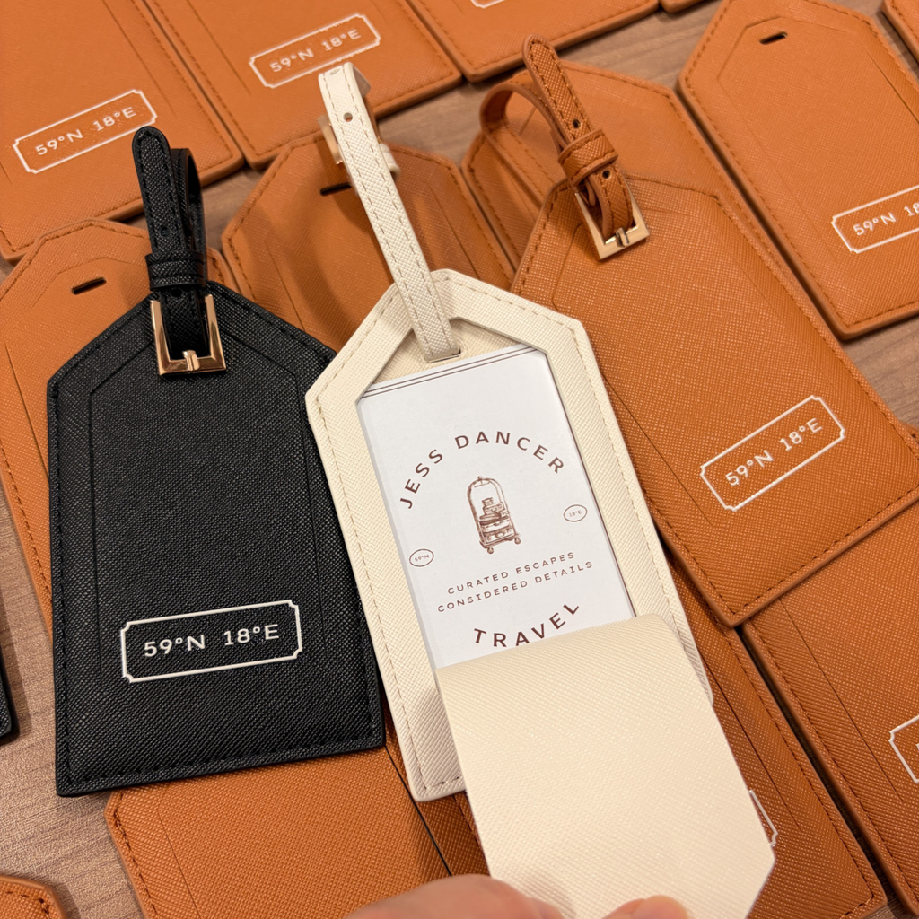 Etiquetas de maleta personalizadas en cuero camel con logo de empresa — acabado premium