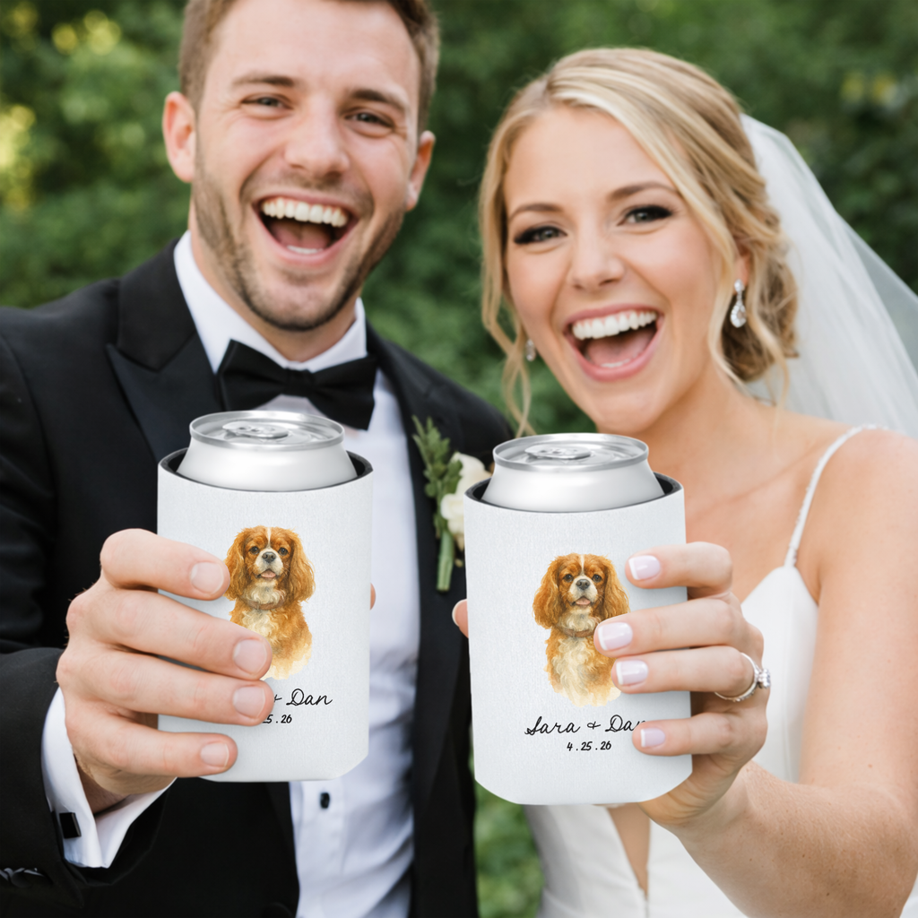 Novios con fundas para latas personalizadas con ilustración de su mascota en boda