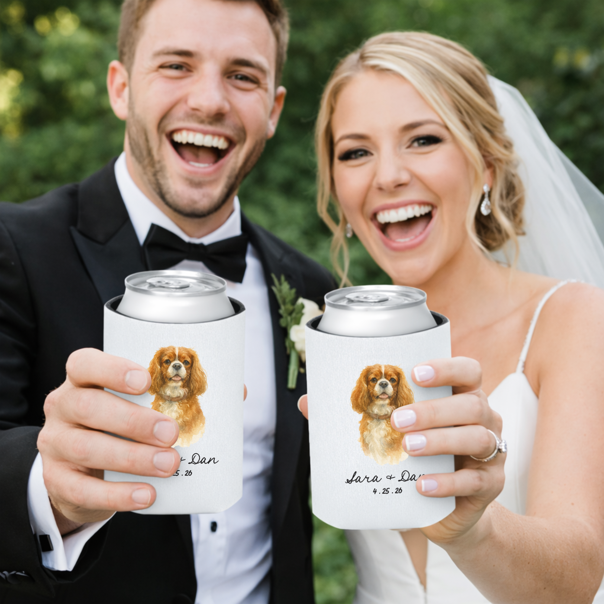 Novios con fundas para latas personalizadas con ilustración de su mascota en boda