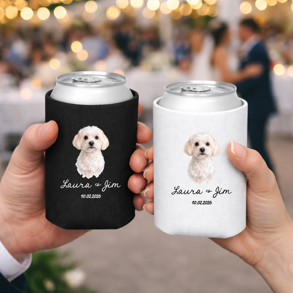 Pareja en boda sosteniendo fundas para latas con mascota ilustrada personalizadas