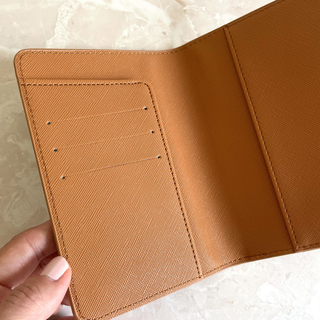 Interior de funda de pasaporte en cuero caramelo — acabado premium piel vegana