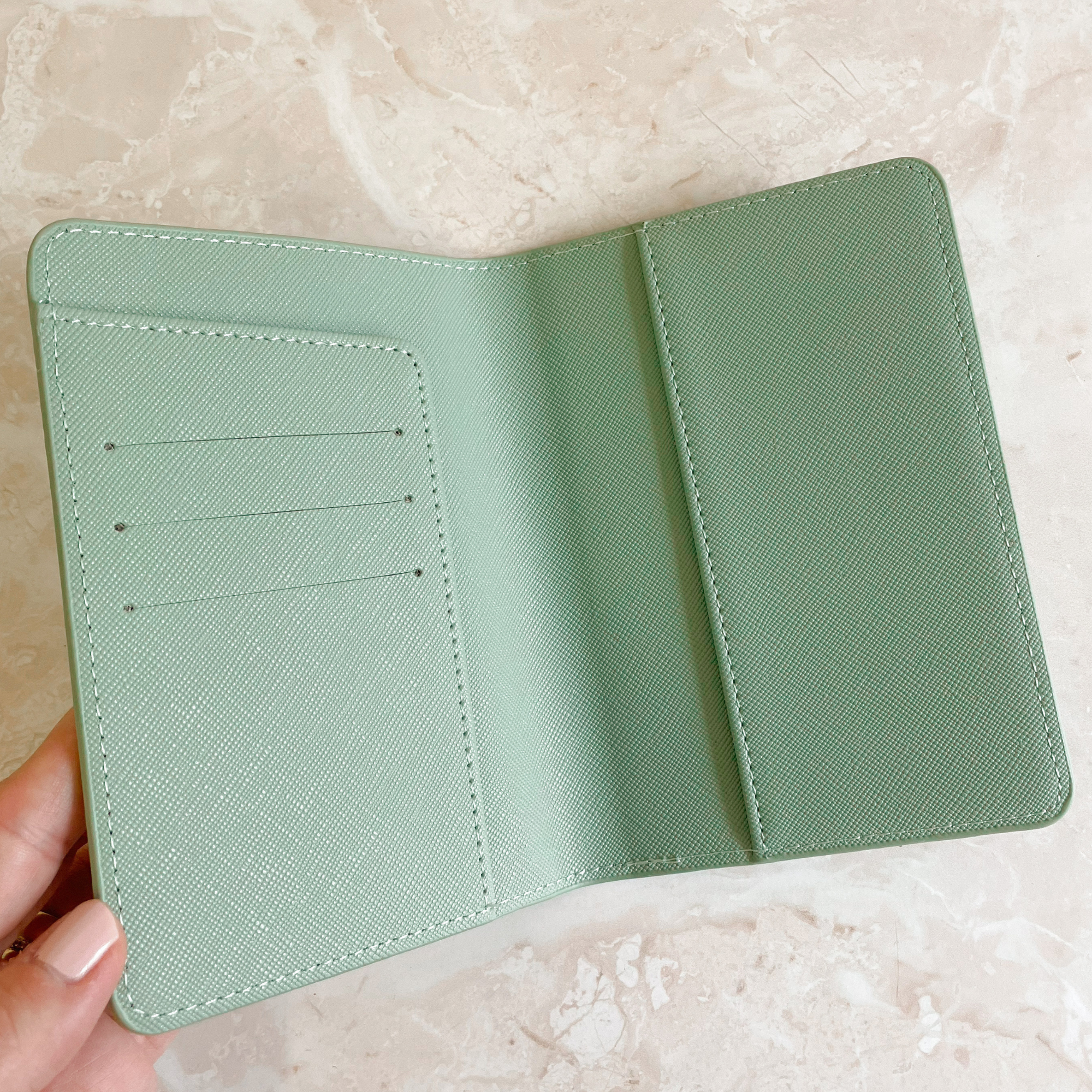 Interior funda de pasaporte cuero verde sage — acabado premium piel vegana