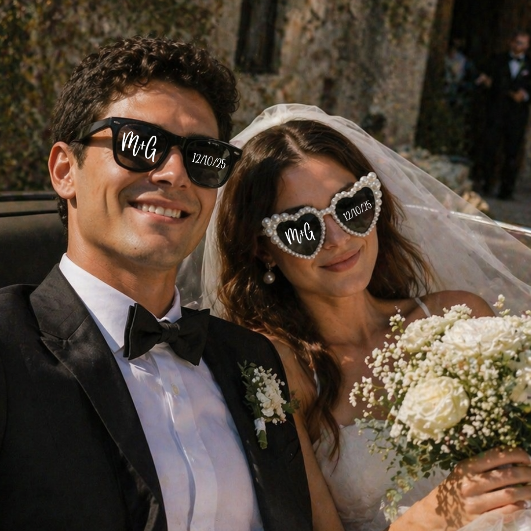 Novios con gafas de sol personalizadas con iniciales y fecha - detalles originales para bodas memorables