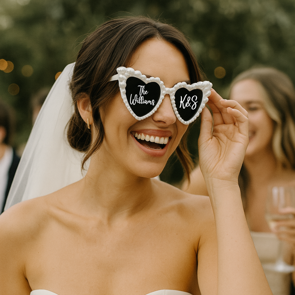 Novia con gafas de sol corazón personalizadas para boda - detalle original invitados