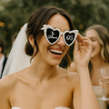 Novia con gafas de sol corazón personalizadas para boda - detalle original invitados