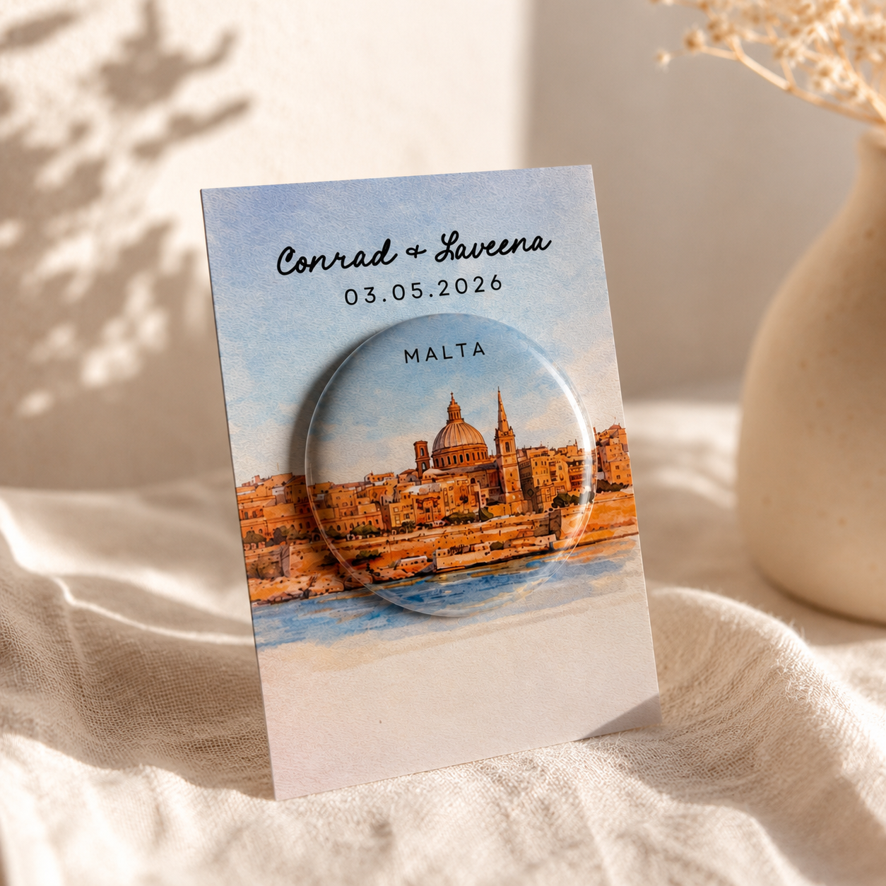 Imán de boda personalizado con acuarela de Malta, nombre de los novios y fecha — detalle para invitados boda destino