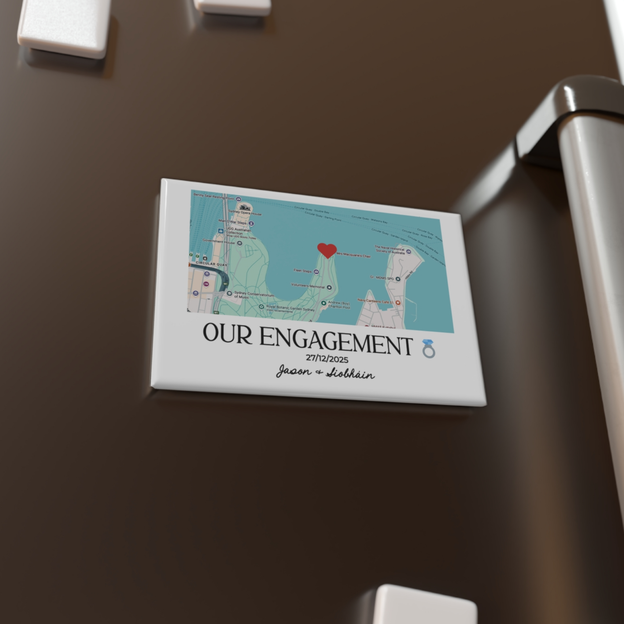 Imán con mapa rectangular donde todo empezó pegado en nevera - recuerdo personalizado pareja
