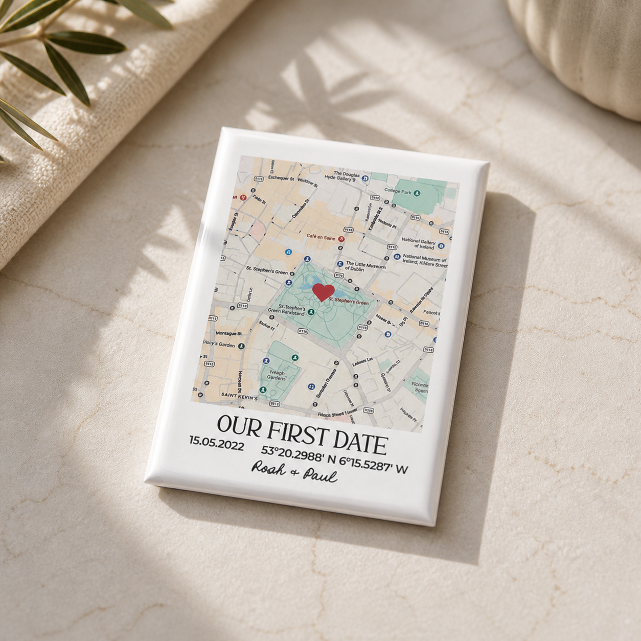 Imán rectangular personalizado con mapa primera cita, nombres y coordenadas GPS de la pareja