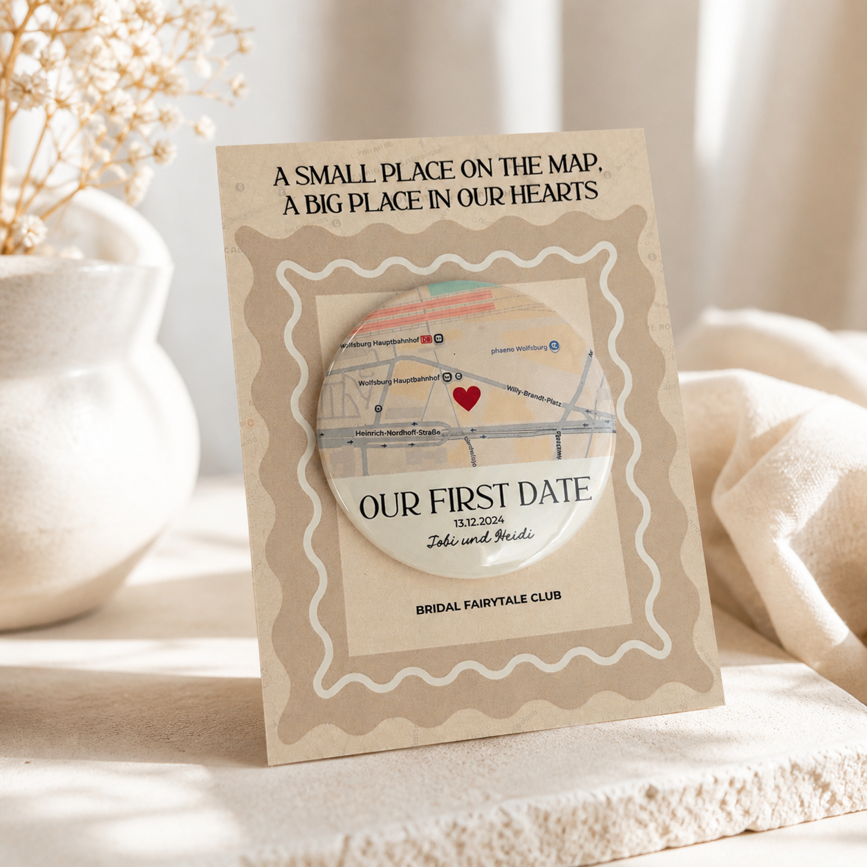 Imán redondo personalizado con mapa primera cita y nombres sobre tarjeta regalo - Bridal Fairytale Club