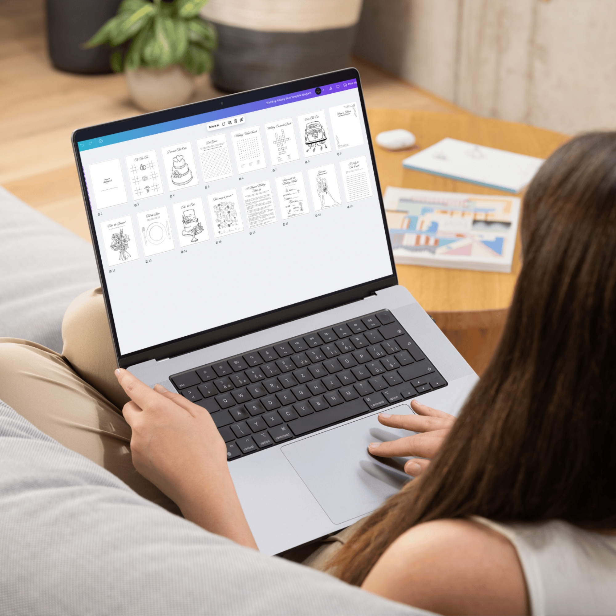 Libro de actividades infantil para boda editándose en Canva desde laptop - plantilla personalizable