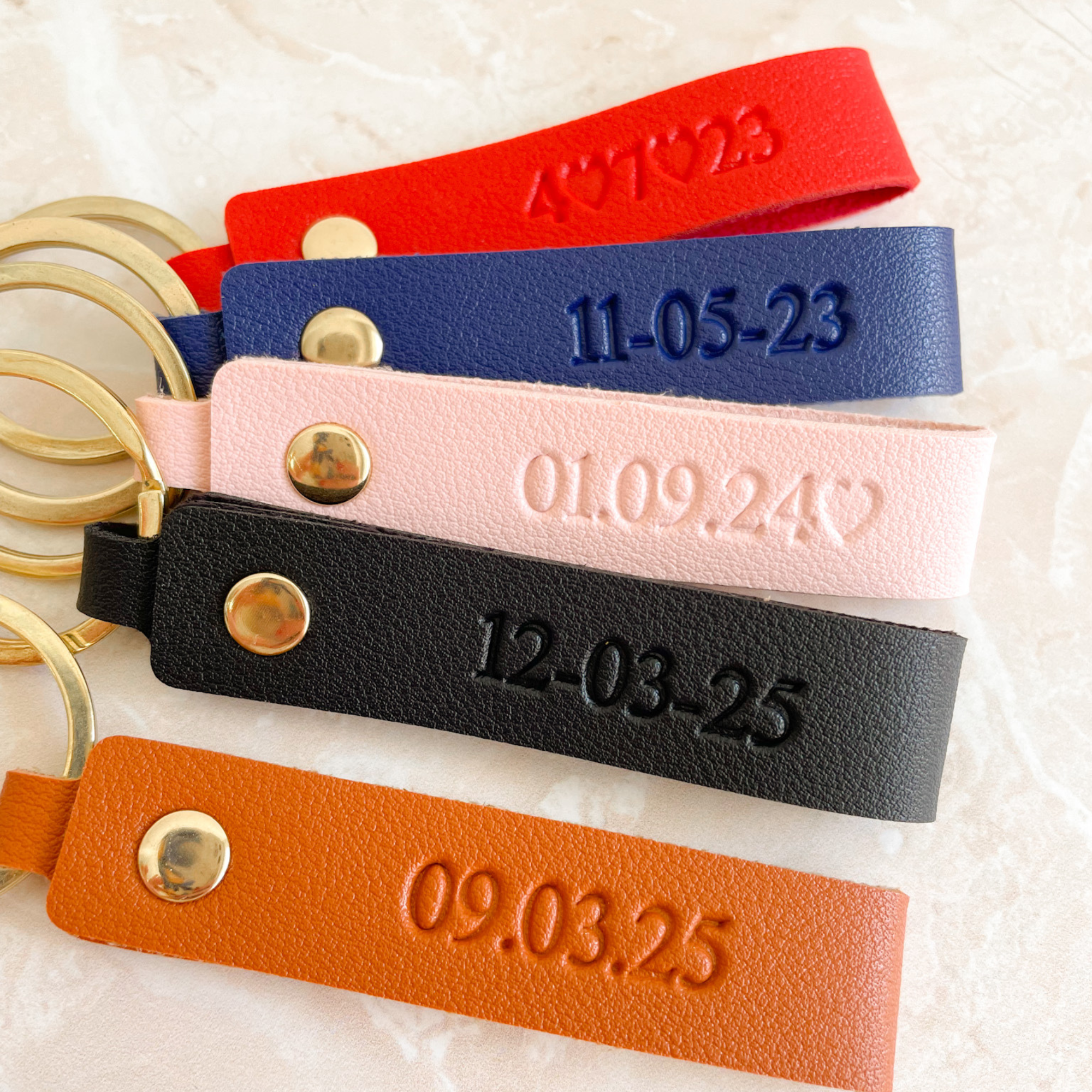 Llaveros de cuero personalizados con fecha grabada en rojo, azul, negro y camel