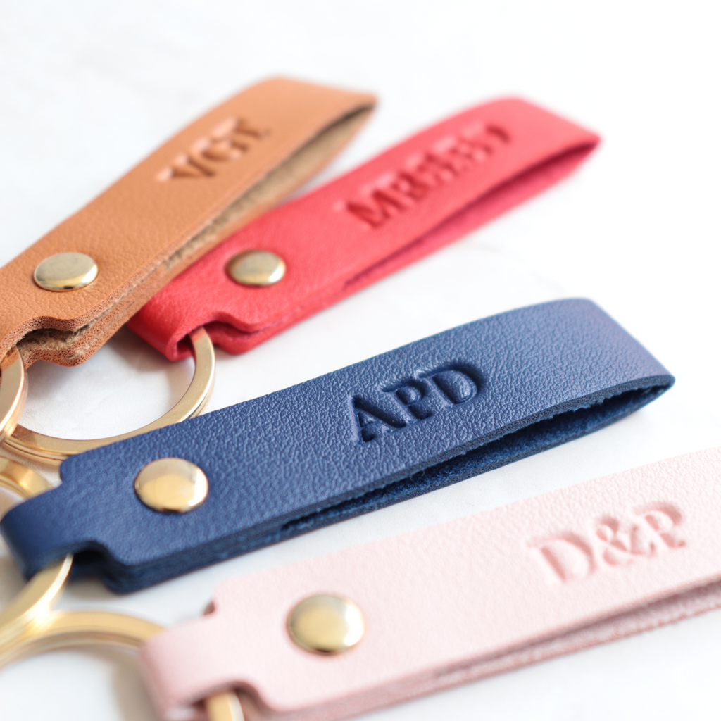 Llaveros de cuero personalizados con iniciales en camel, azul marino y rosa - regalo boda