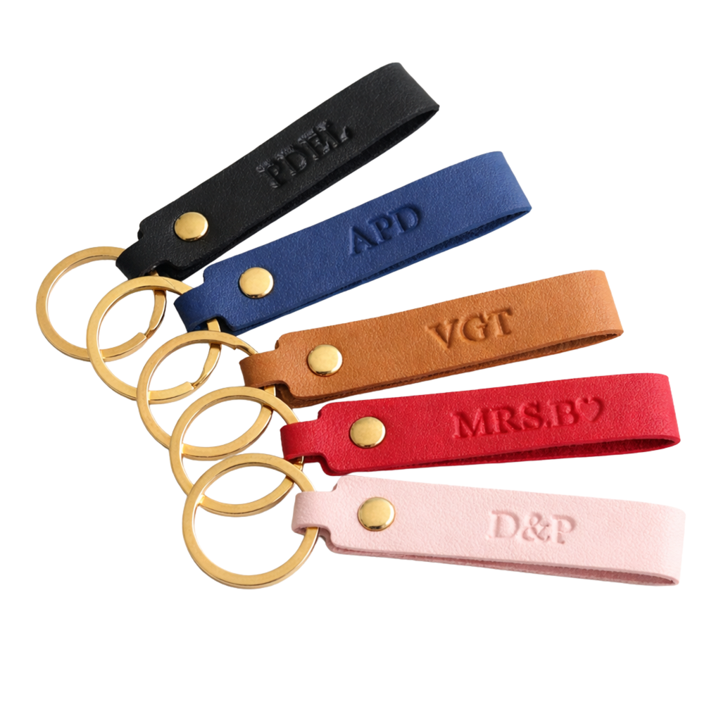 Llaveros de cuero personalizados con iniciales grabadas en negro, azul, camel, rojo y rosa