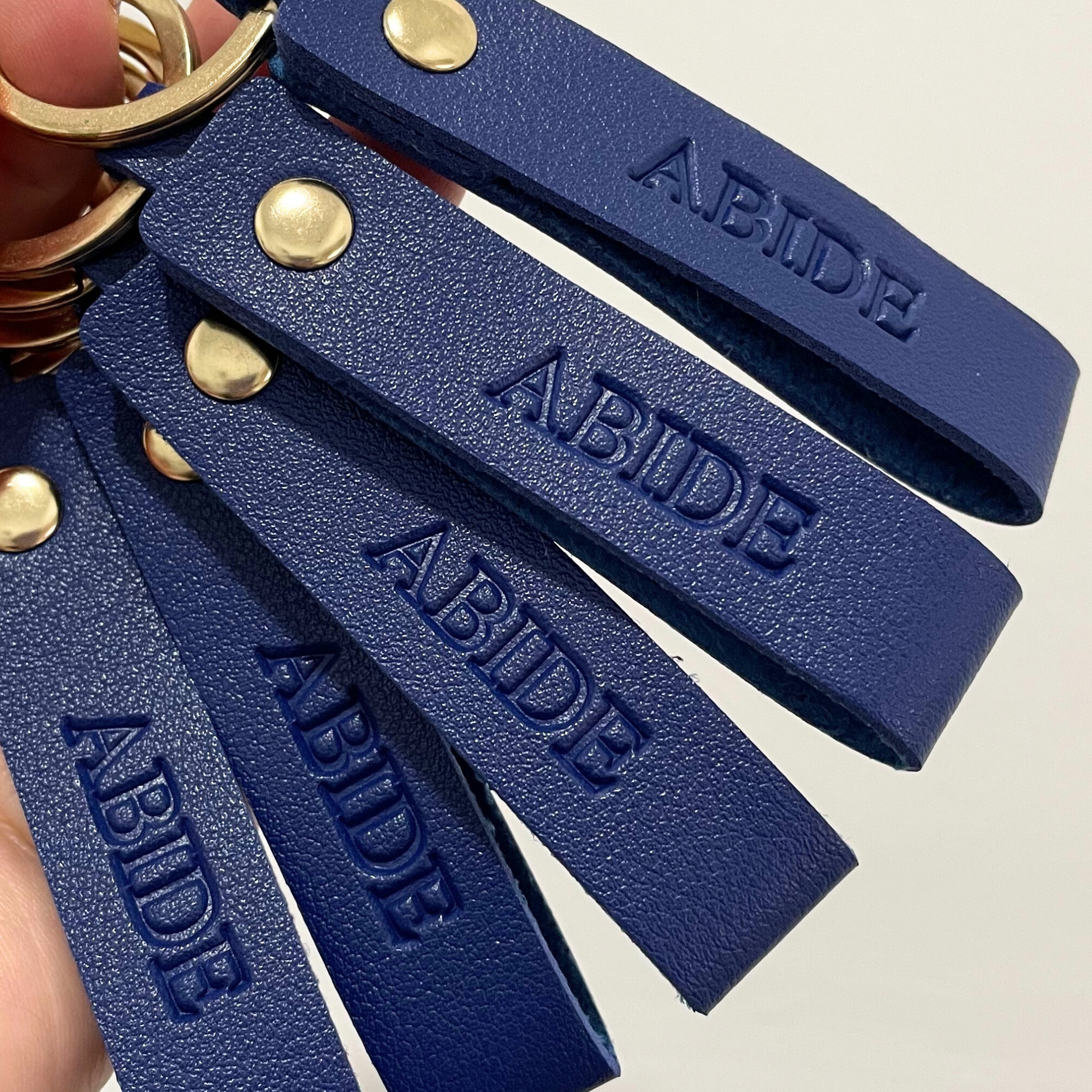 Set de llaveros de cuero personalizados con iniciales en azul marino - regalo boda o empresa