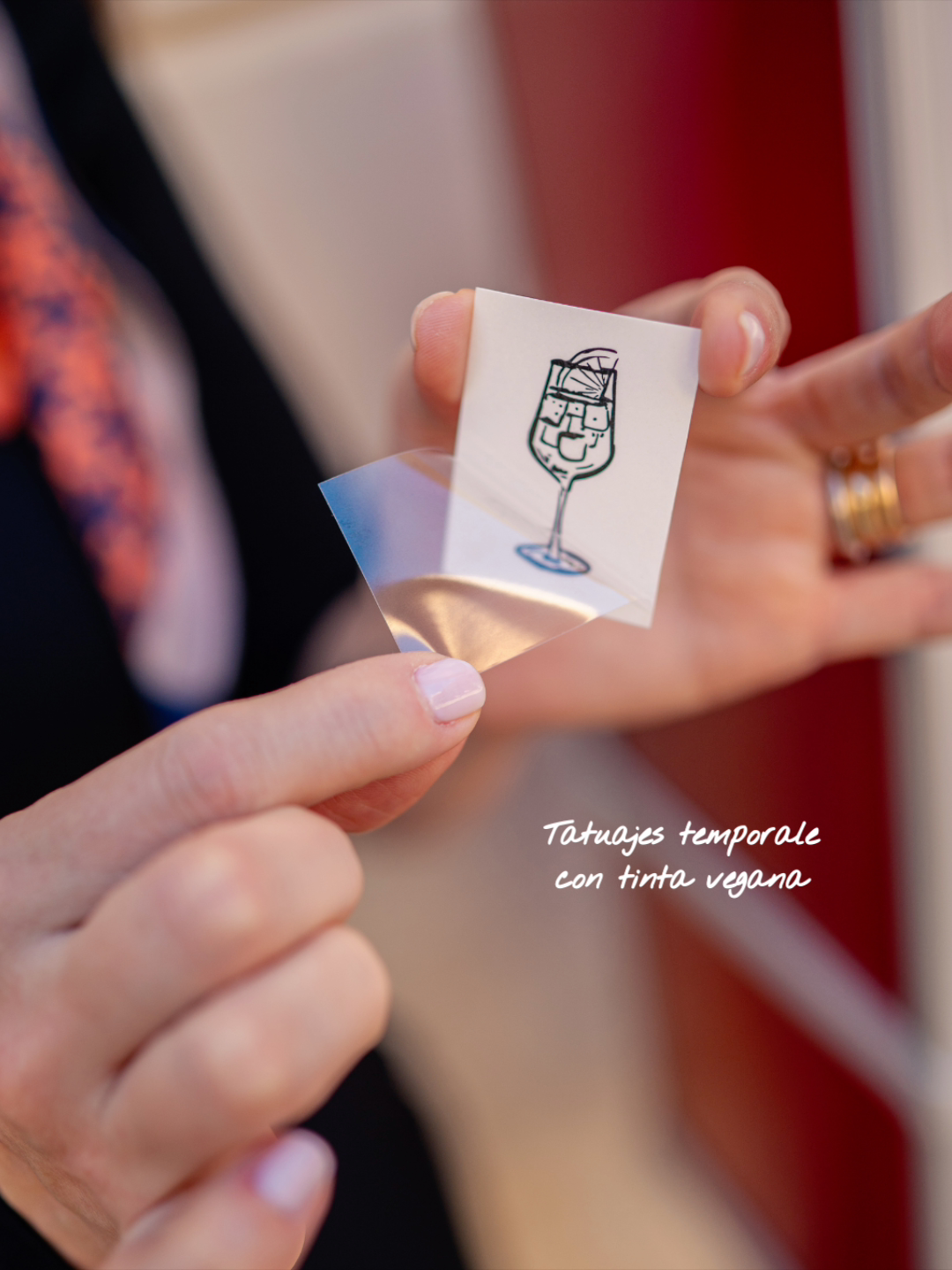 Experiencia interactiva boda invitados con máquina expendedora Love-tomatic personalizada