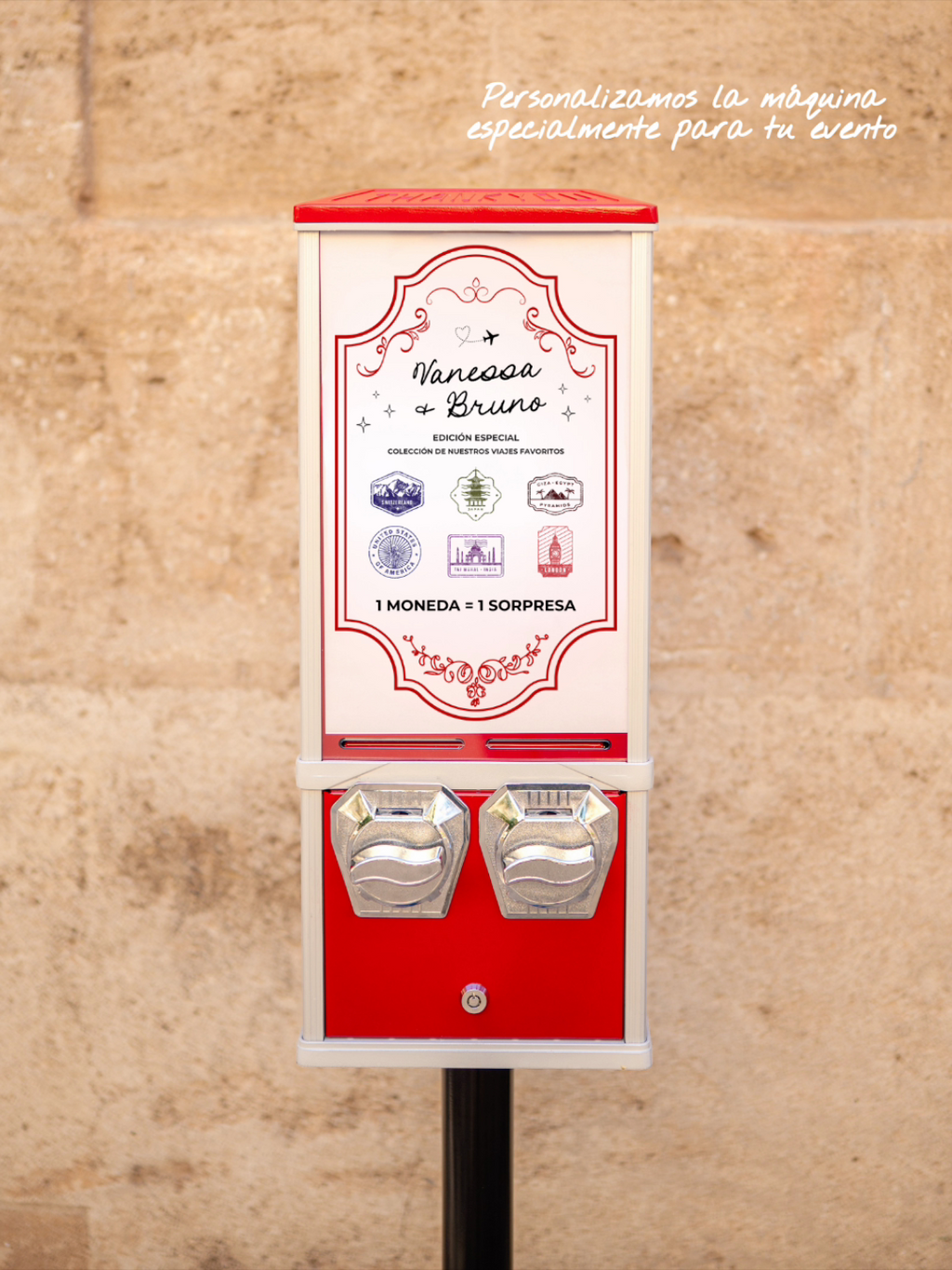 Máquina expendedora personalizada para boda Love-tomatic en exterior con decoración