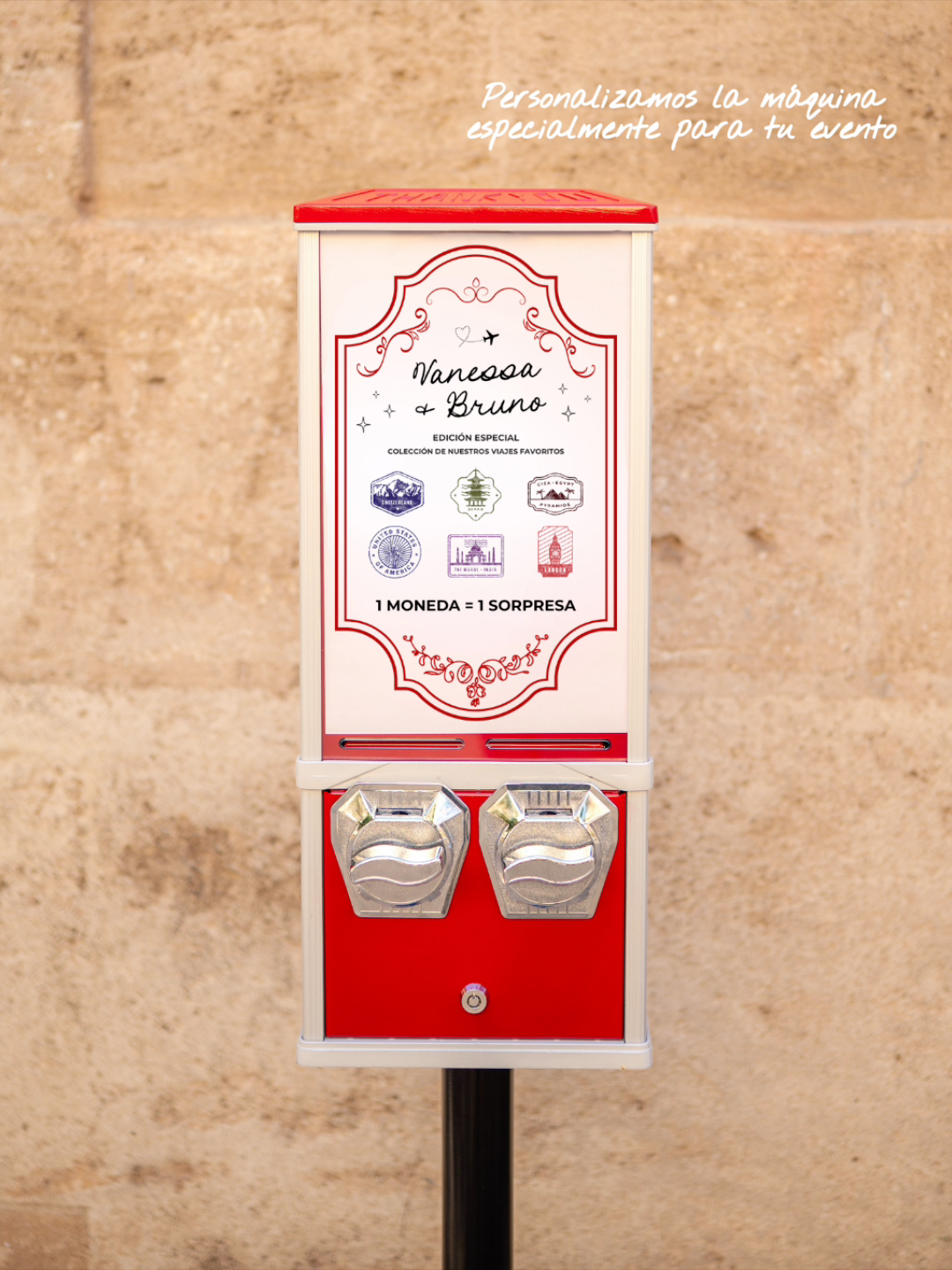 Máquina expendedora personalizada para boda Love-tomatic en exterior con decoración
