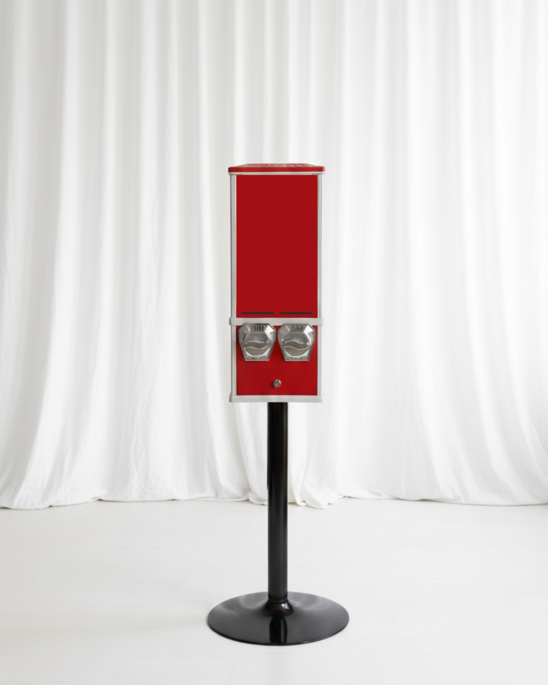 Máquina expendedora personalizable sobre pedestal negro - ideal para bodas y eventos especiales