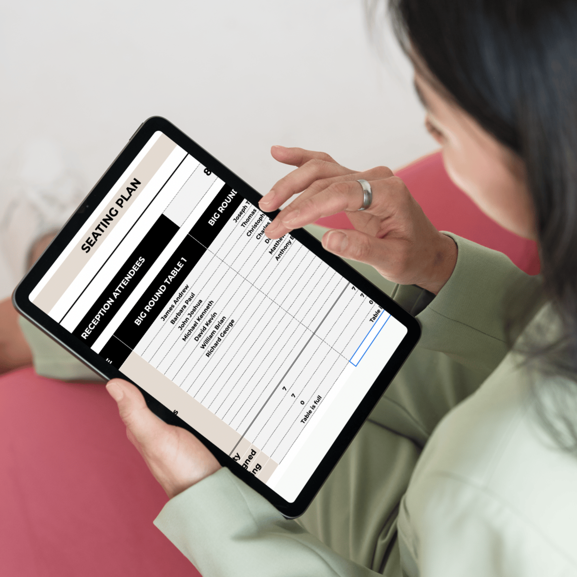 Novia revisando organizador de boda en Google Sheets desde tablet - control de presupuesto digital