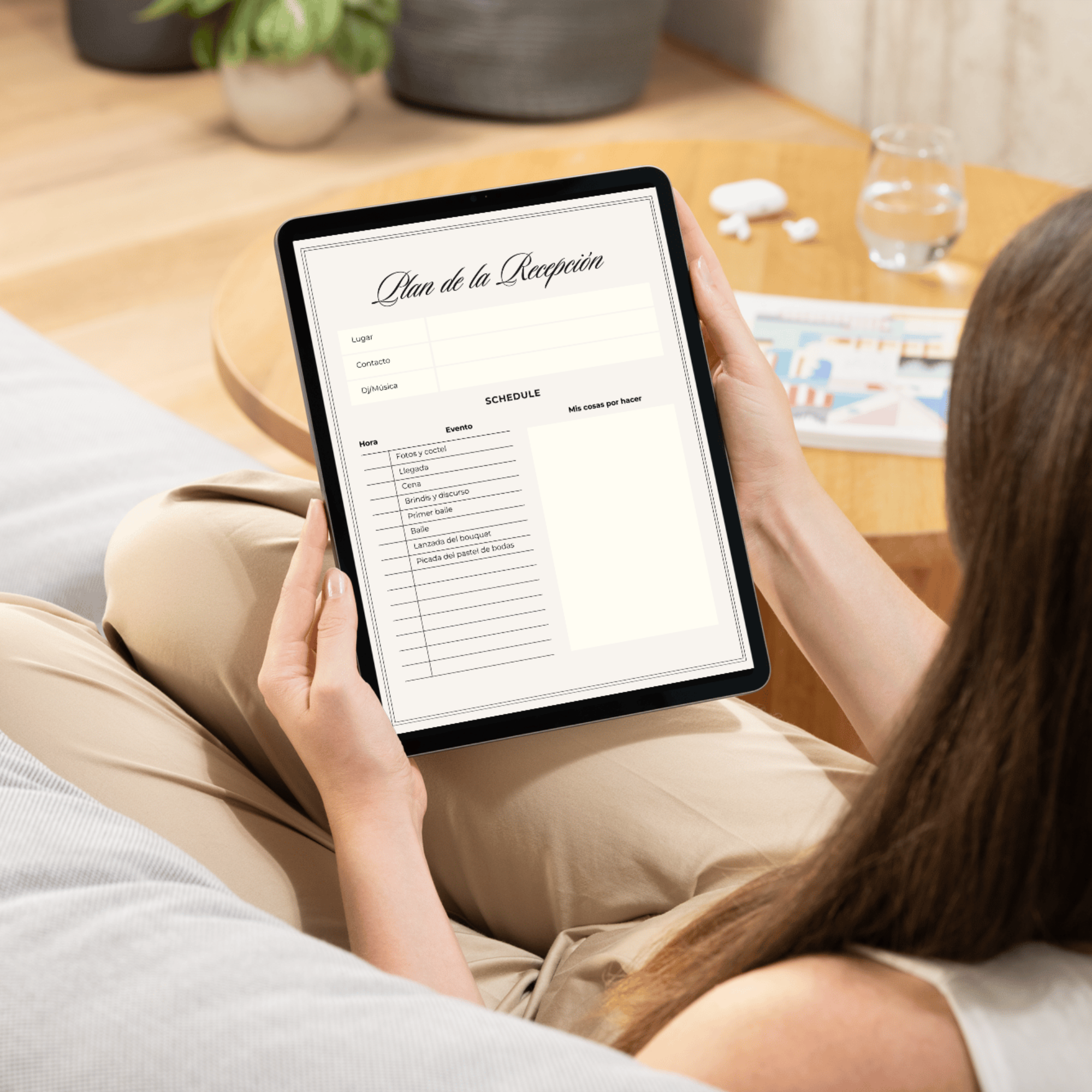 Madrina de boda revisando su organizador de tareas en Canva desde tablet - planner digital