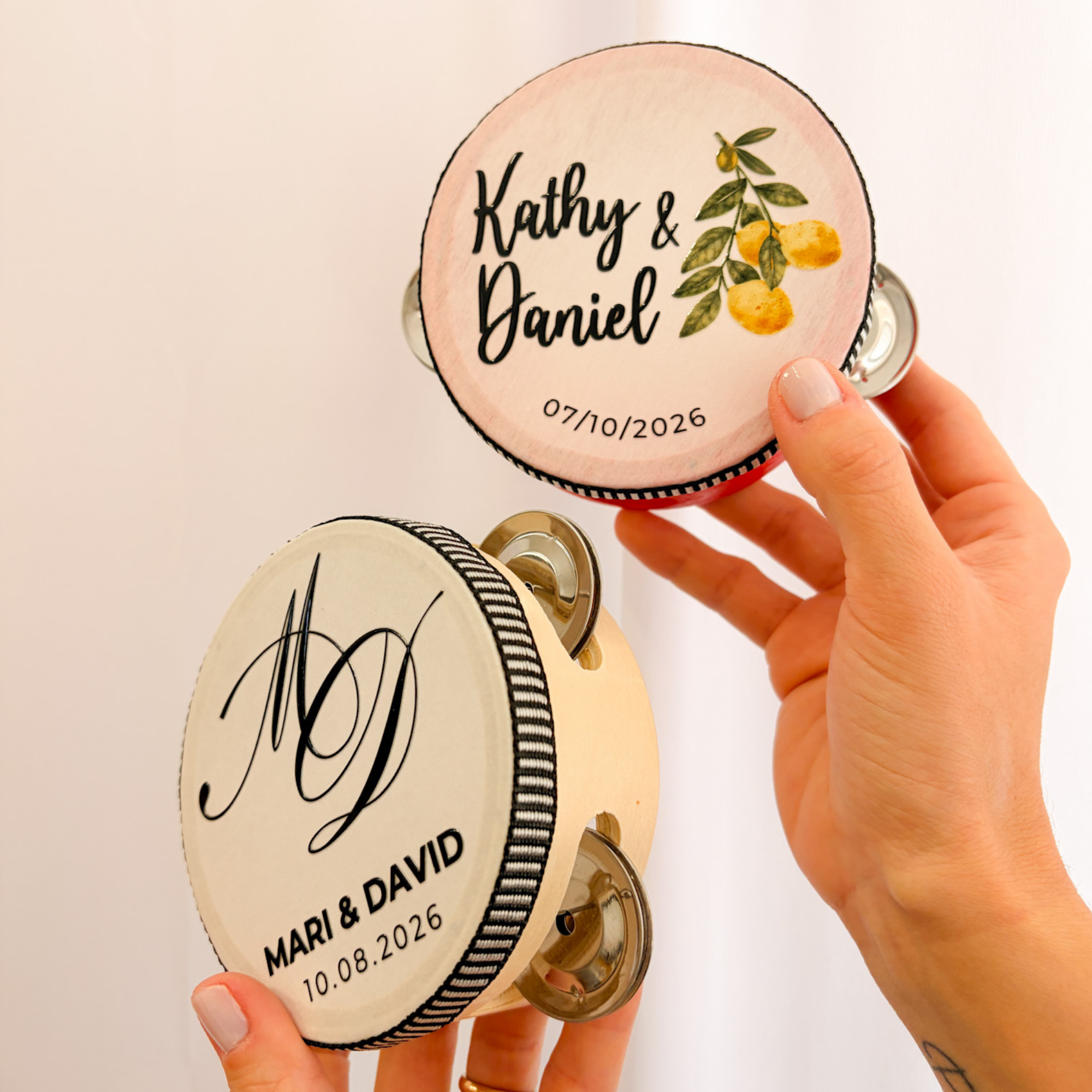 Pandereta personalizada boda dorada con nombres en mano - detalle original para invitados
