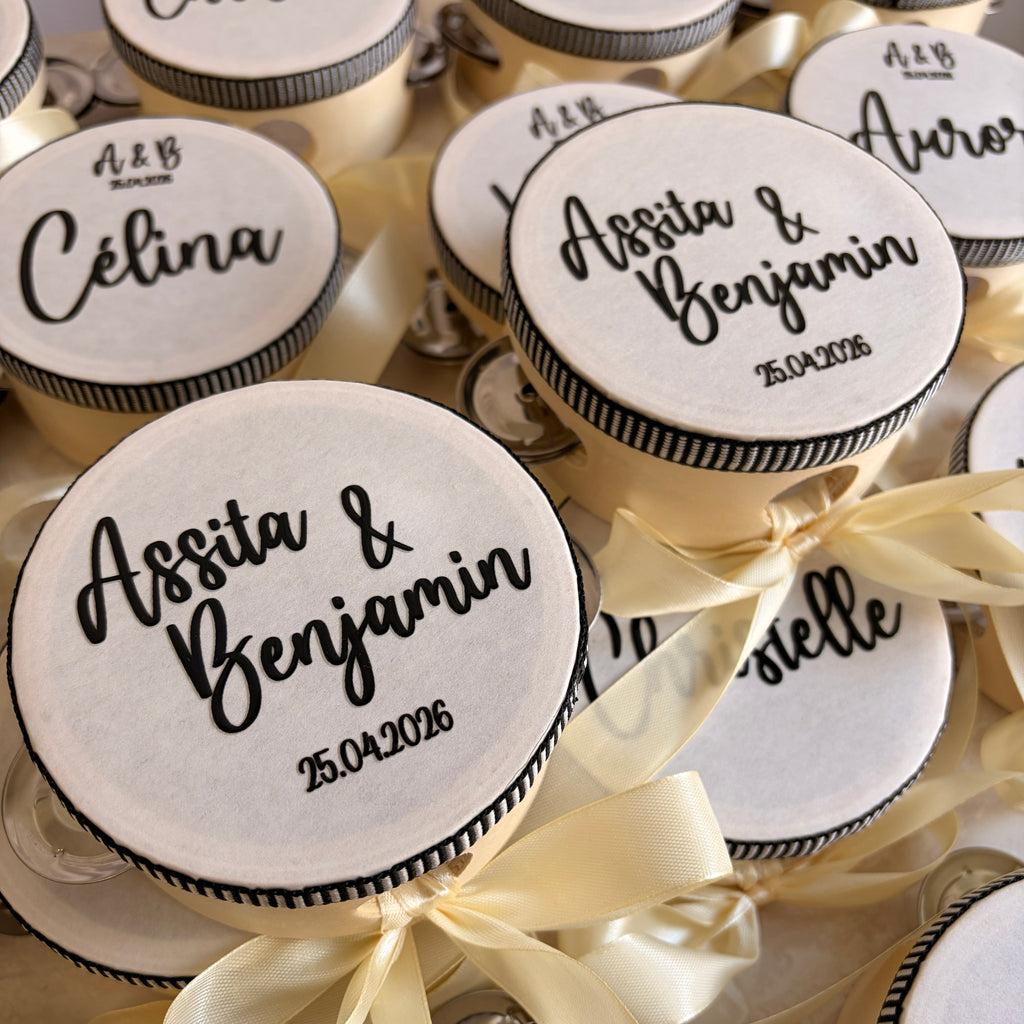 Panderetas personalizadas para boda con nombres y fecha en cursiva - lazo marfil detalle invitados