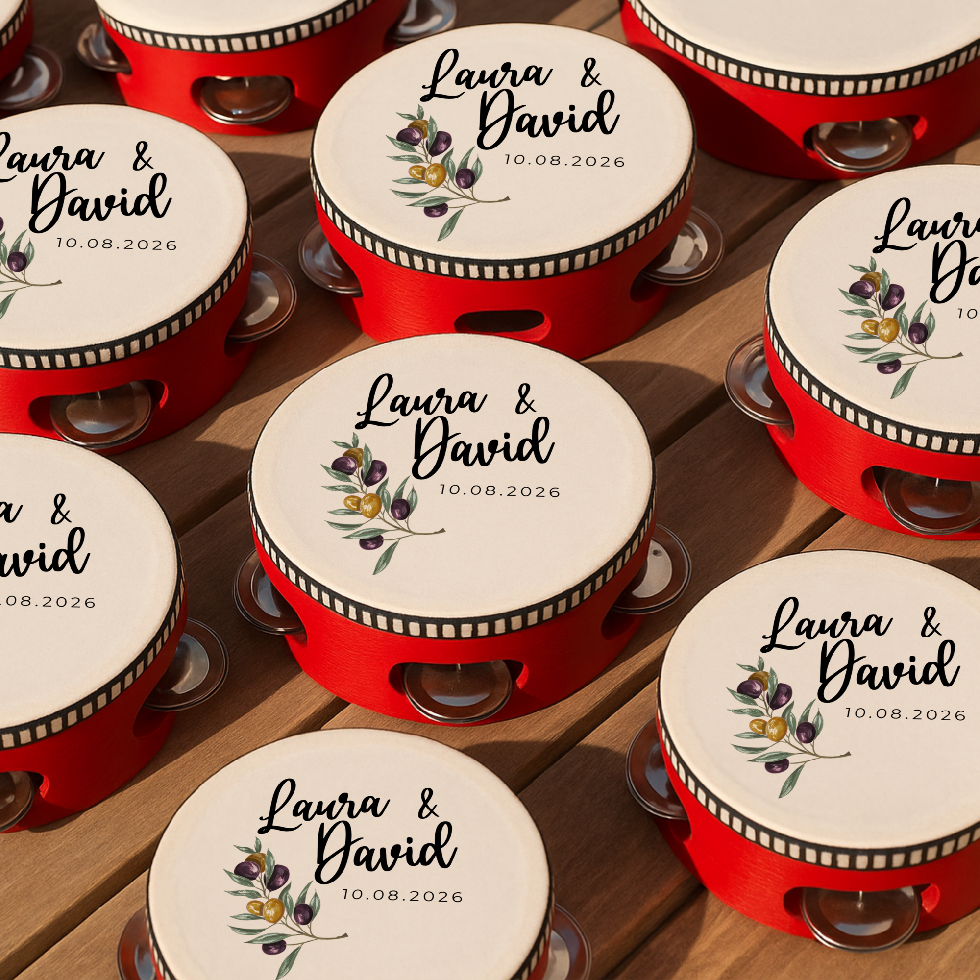 Panderetas personalizadas para boda en rojo con nombres y fecha apiladas