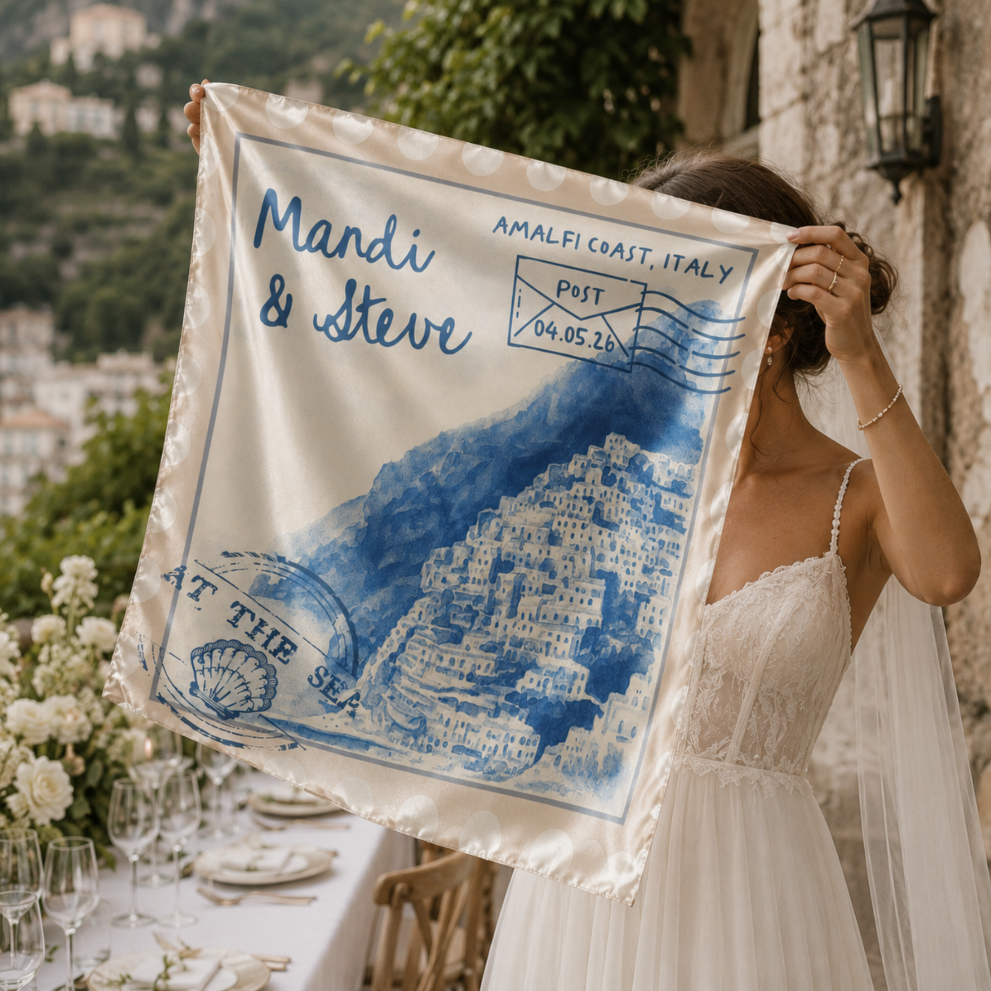 Novia sosteniendo pañuelo personalizado con ilustración acuarela — detalle para invitados boda destino