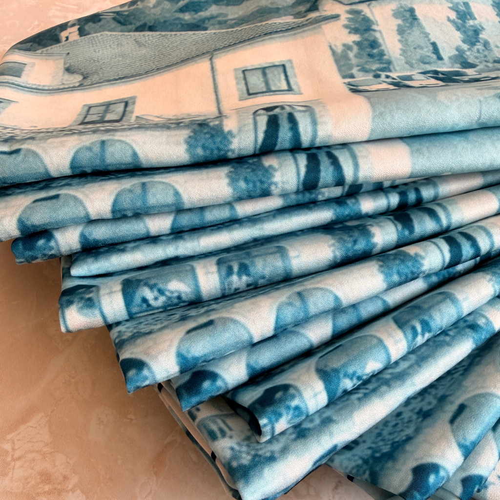 Pañuelos de boda personalizados doblados en tonos azul — souvenirs para invitados