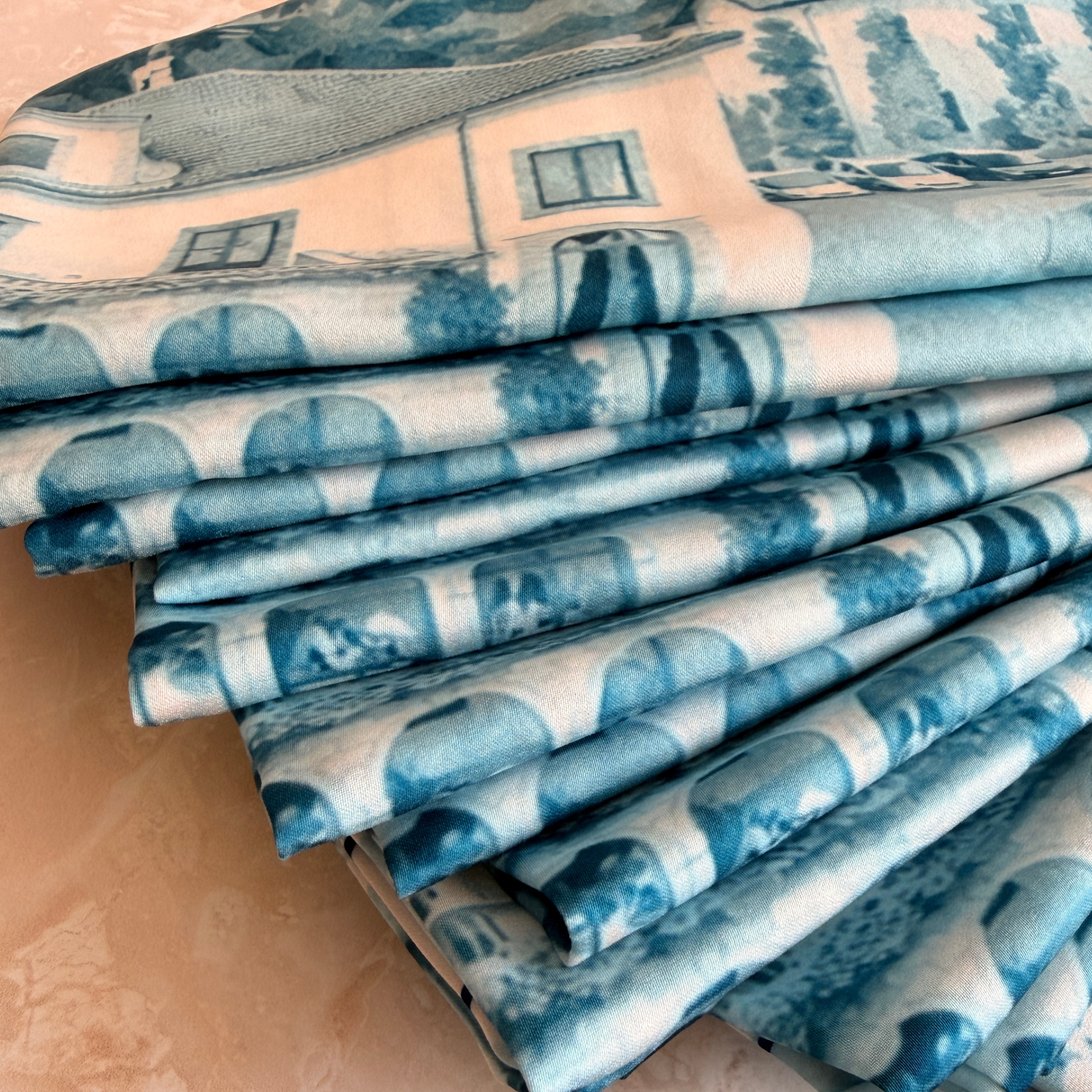 Pañuelos de boda personalizados doblados en tonos azul — souvenirs para invitados