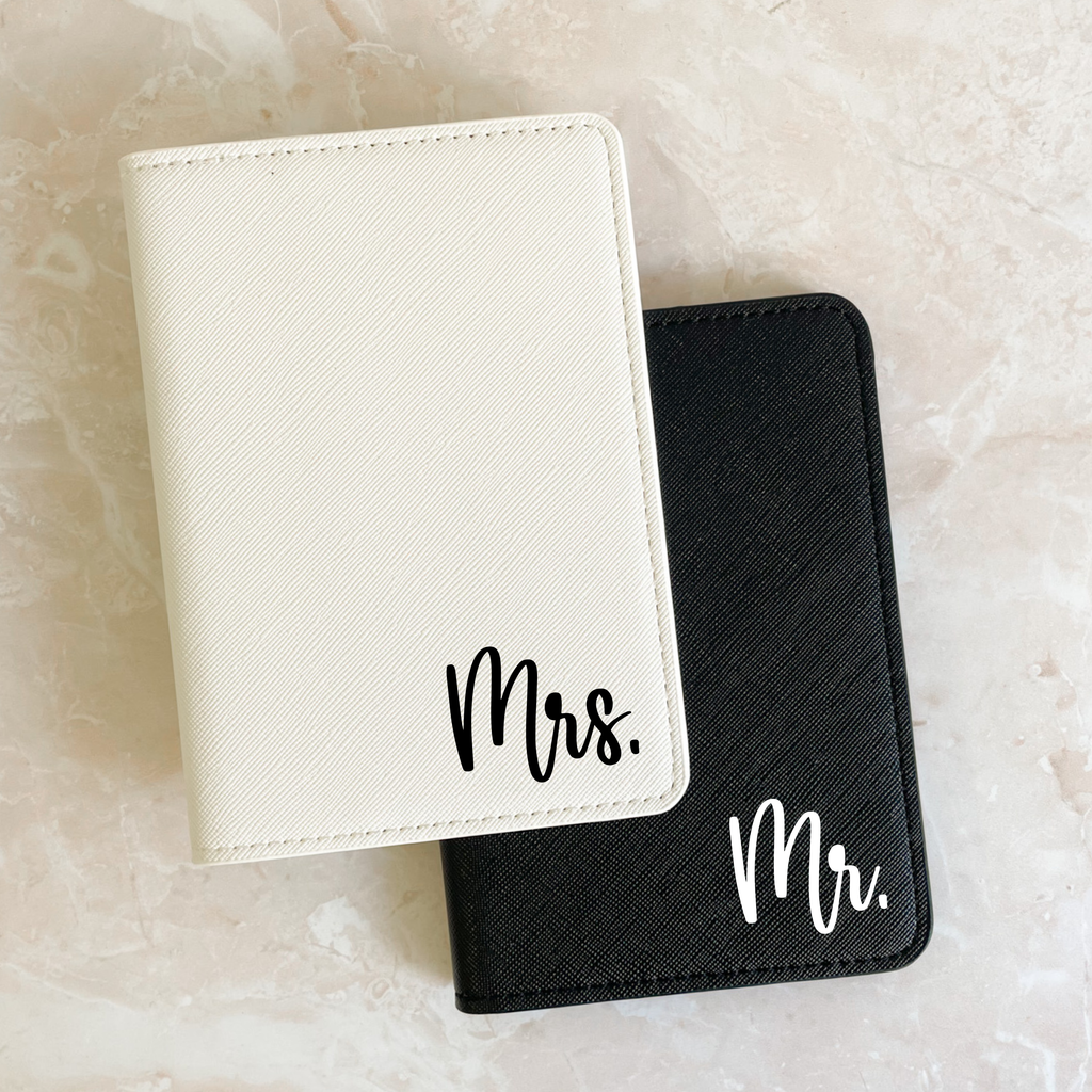 Porta pasaporte personalizado Mr y Mrs en cuero negro y blanco - regalo viaje de novios