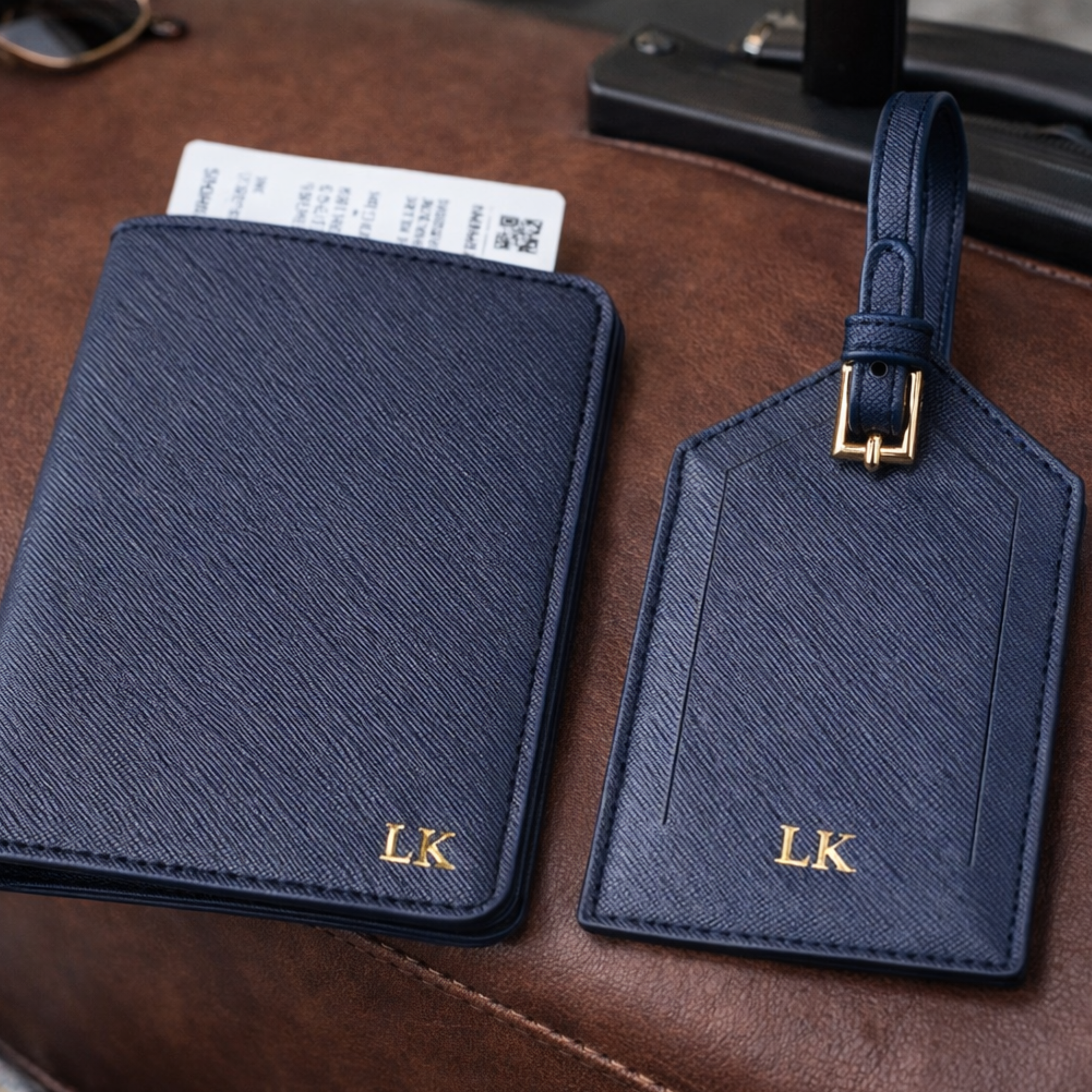 Set de viaje cuero azul marino con iniciales LK doradas grabadas en caliente
