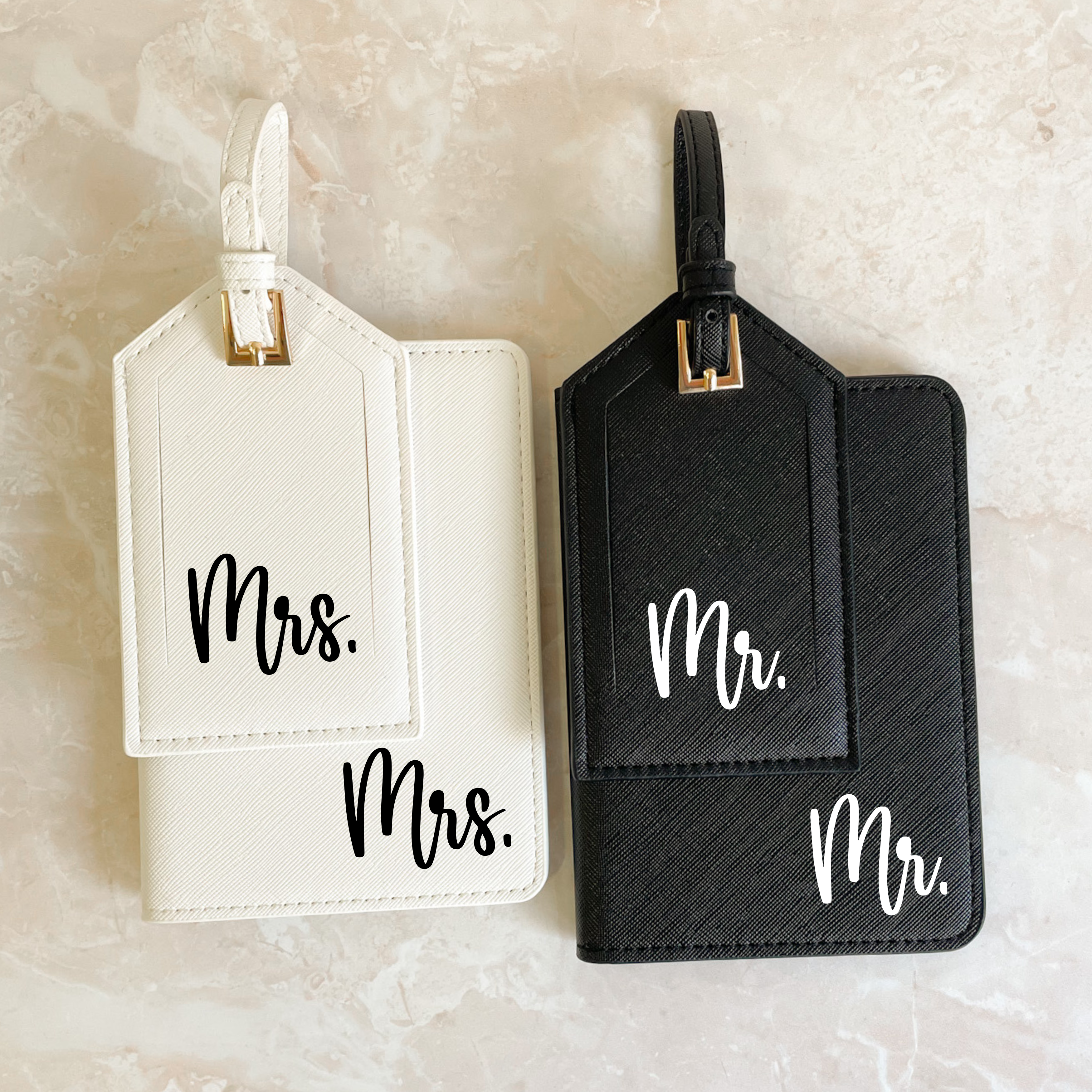 Set de viaje Mr y Mrs en cuero blanco y negro sobre mármol - regalo boda viaje de novios