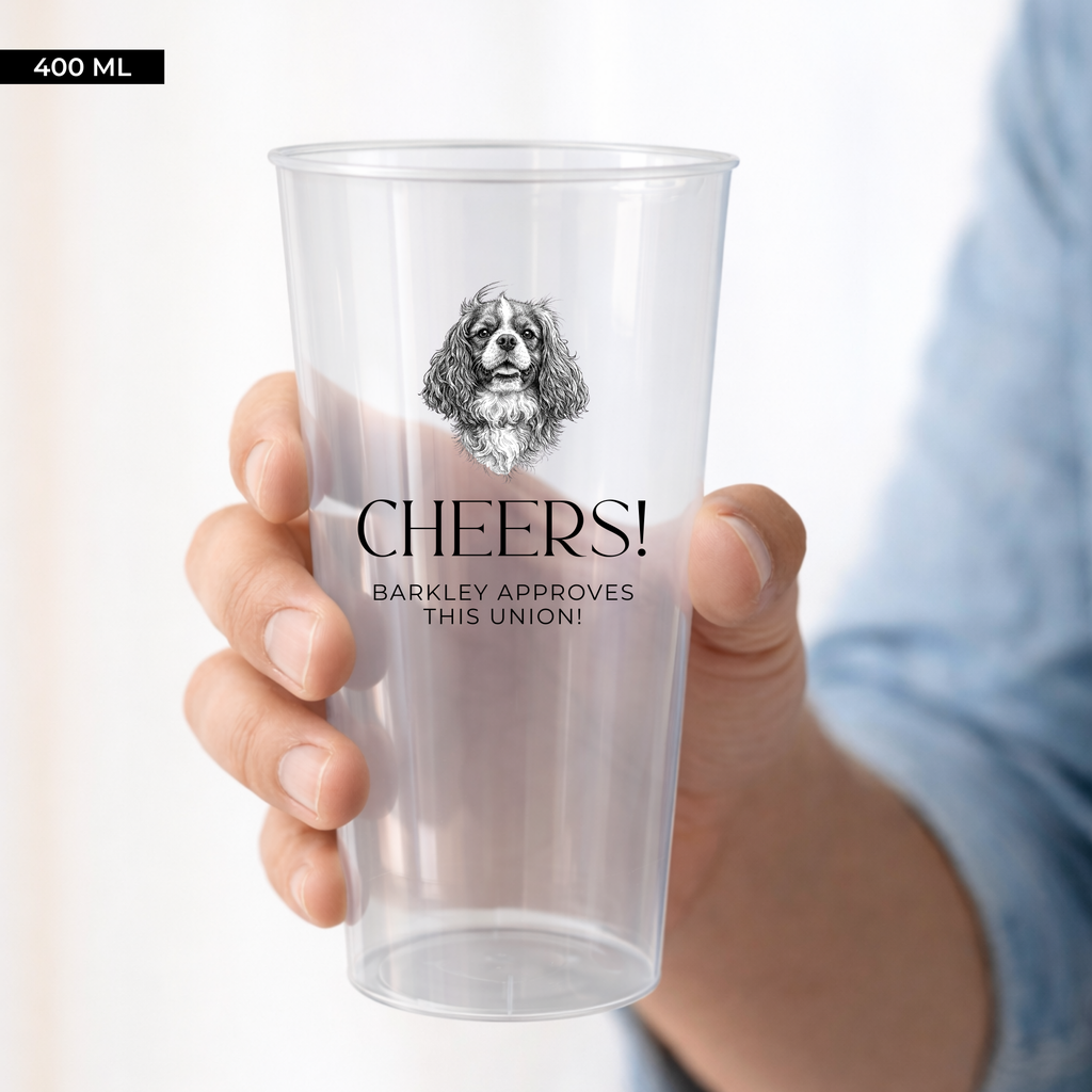 Vaso personalizado con ilustración de mascota para boda sostenido en mano - detalle Cheers