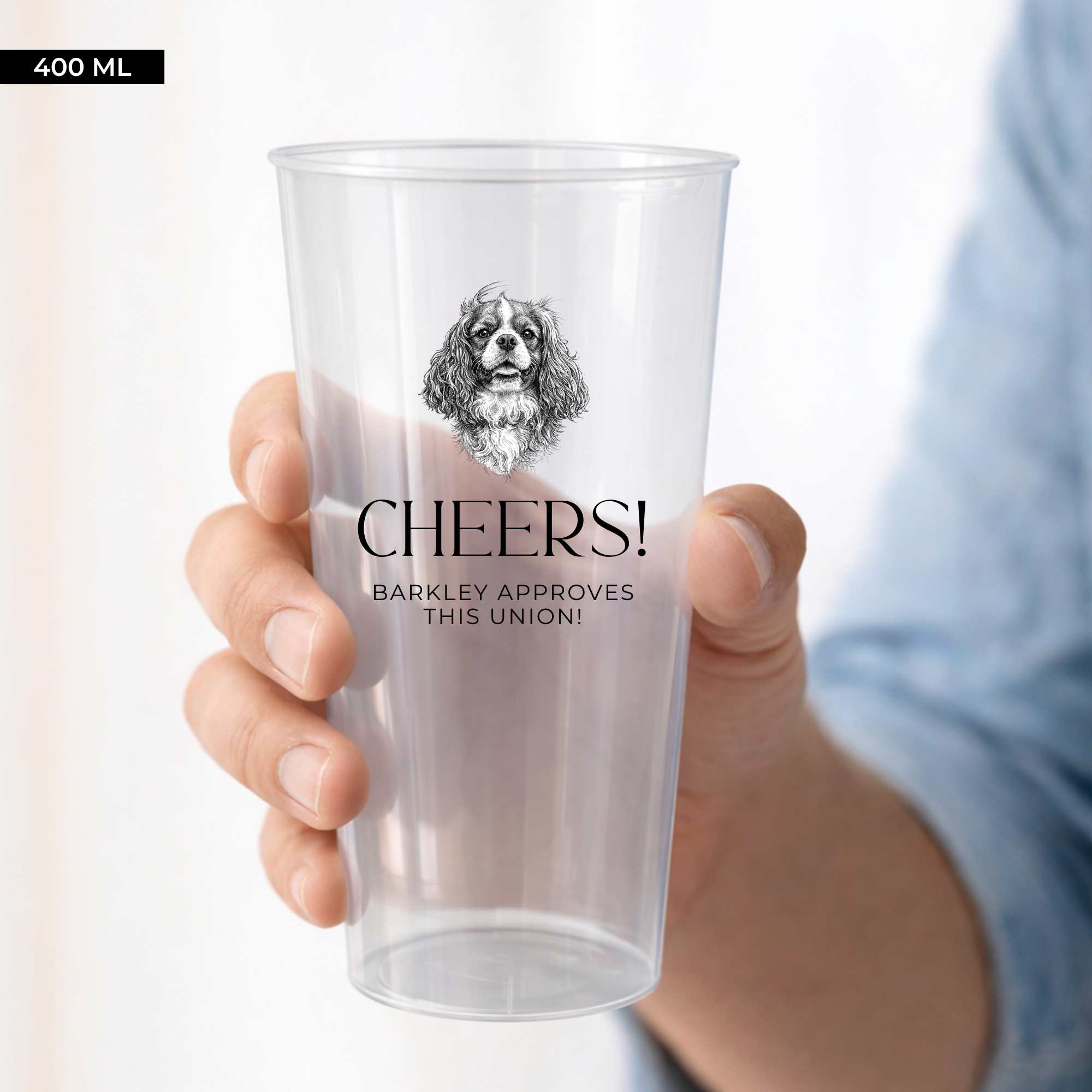 Vaso personalizado con ilustración de mascota para boda sostenido en mano - detalle Cheers