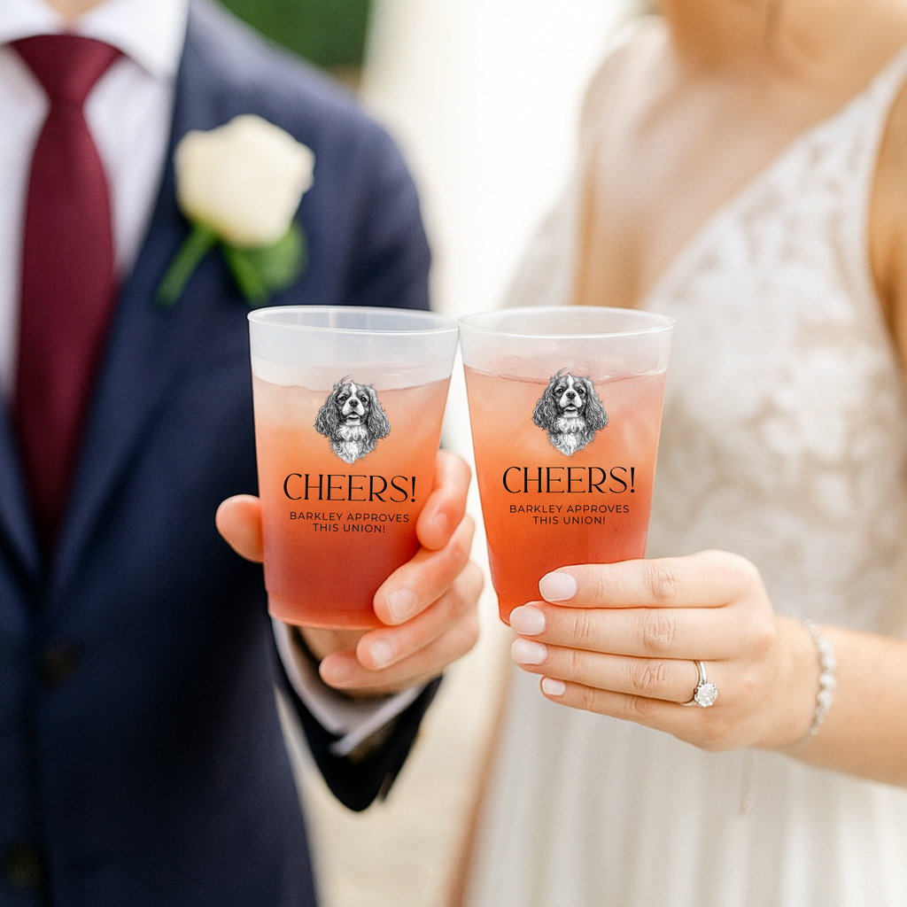 Novios brindando con vasos personalizados con ilustración de su mascota en boda